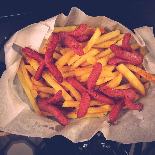 Delicioso Plato Aperitivos Papas Fritas Aros Cebolla Rollos Primavera Salchichas —  Fotos de Stock