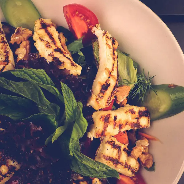 Salada Saudável Com Noz Queijo Tigela — Fotografia de Stock