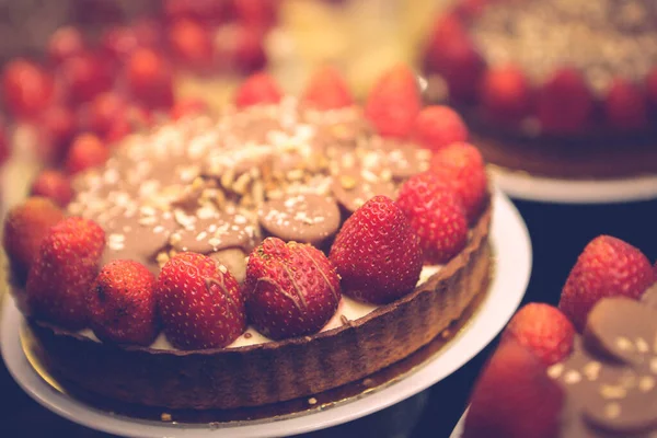 Tabuleiro Com Delicioso Bolo Mesa — Fotografia de Stock