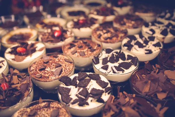 Tavola Con Deliziosa Torta Sul Tavolo — Foto Stock