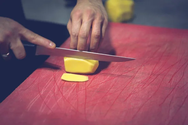 Mann Hackt Kartoffeln Zum Kochen — Stockfoto