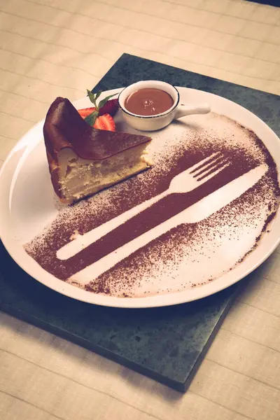 Tabuleiro Com Delicioso Bolo Mesa — Fotografia de Stock