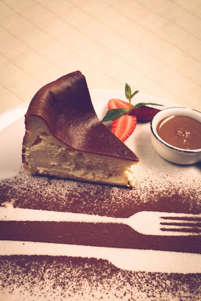 Tabuleiro Com Delicioso Bolo Mesa — Fotografia de Stock