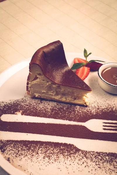 Tabuleiro Com Delicioso Bolo Mesa — Fotografia de Stock