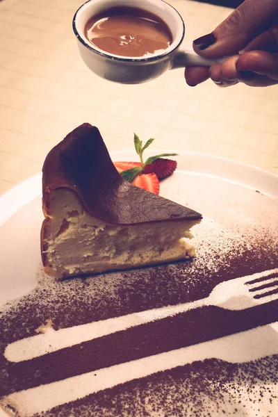 Tabuleiro Com Delicioso Bolo Mesa — Fotografia de Stock