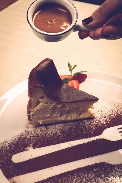 Plateau Avec Délicieux Gâteau Sur Table — Photo