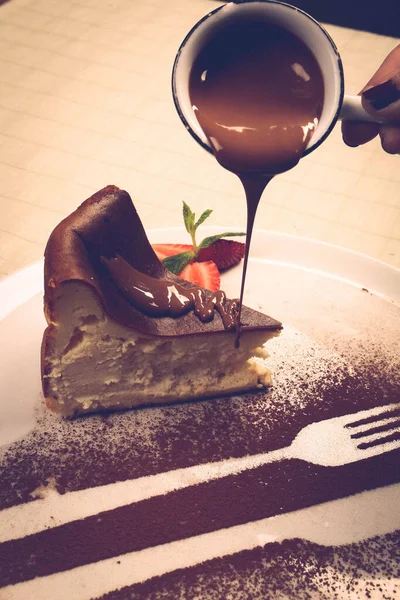 Plateau Avec Délicieux Gâteau Sur Table — Photo