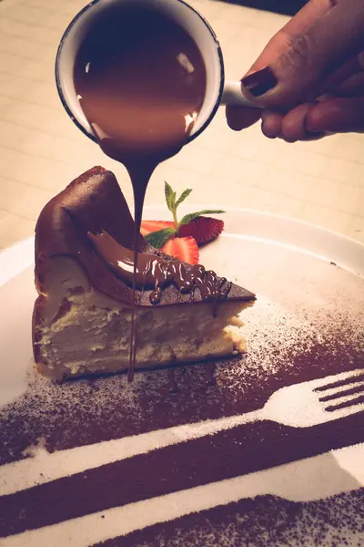 Plateau Avec Délicieux Gâteau Sur Table — Photo