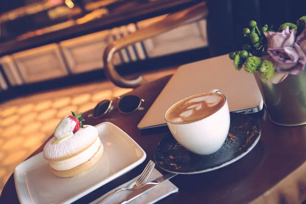 Una Rebanada Delicioso Pastel Una Taza Café — Foto de Stock