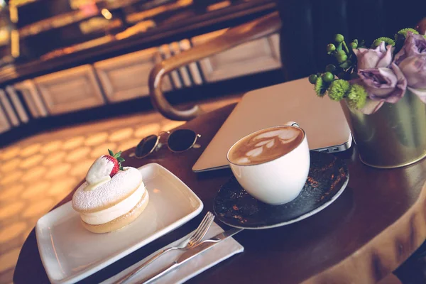 Una Rebanada Delicioso Pastel Una Taza Café — Foto de Stock