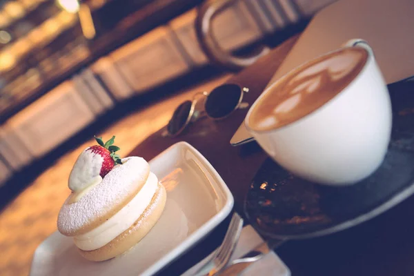 Una Rebanada Delicioso Pastel Una Taza Café — Foto de Stock