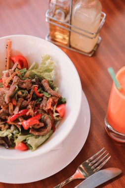 Taze salata tabağı ile karışık yeşillik