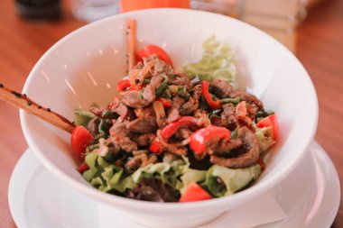 Taze salata tabağı ile karışık yeşillik