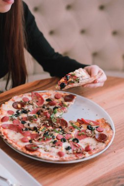 Lezzetli karışık İtalyan pizzası.