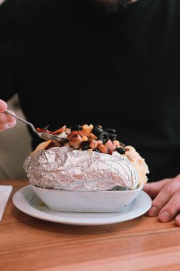 Peynir, sosis, zeytin, biber ve Mısır ile pişmiş kumpir patates dolması