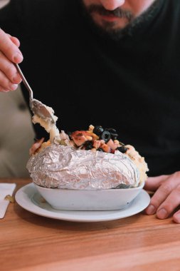 Peynir, sosis, zeytin, biber ve Mısır ile pişmiş kumpir patates dolması