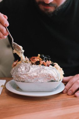 Peynir, sosis, zeytin, biber ve Mısır ile pişmiş kumpir patates dolması