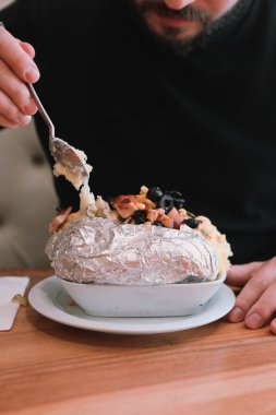 Peynir, sosis, zeytin, biber ve Mısır ile pişmiş kumpir patates dolması