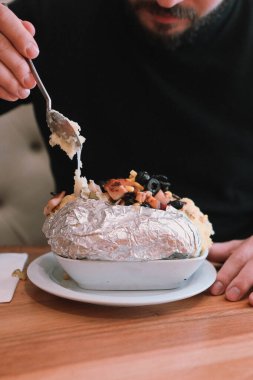 Peynir, sosis, zeytin, biber ve Mısır ile pişmiş kumpir patates dolması