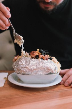 Peynir, sosis, zeytin, biber ve Mısır ile pişmiş kumpir patates dolması