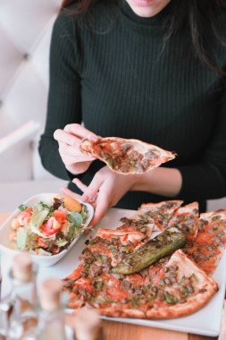 Geleneksel Türkçe fırında pide. Türk pizzası, Orta Doğu aperatifleri. Türk mutfağı. Et ile doldurulmuş çam