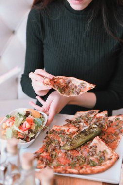 Geleneksel Türkçe fırında pide. Türk pizzası, Orta Doğu aperatifleri. Türk mutfağı. Et ile doldurulmuş çam