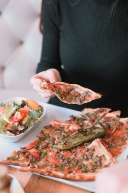 Geleneksel Türkçe fırında pide. Türk pizzası, Orta Doğu aperatifleri. Türk mutfağı. Et ile doldurulmuş çam