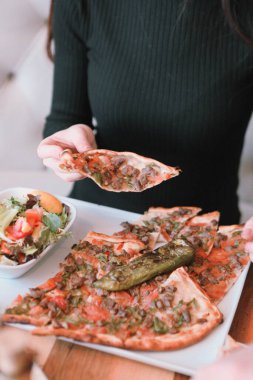 Geleneksel Türkçe fırında pide. Türk pizzası, Orta Doğu aperatifleri. Türk mutfağı. Et ile doldurulmuş çam