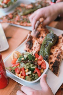 Geleneksel Türkçe fırında pide. Türk pizzası, Orta Doğu aperatifleri. Türk mutfağı. Et ile doldurulmuş çam