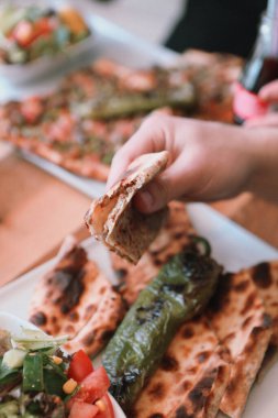 Geleneksel Türkçe fırında pide. Türk pizzası, Orta Doğu aperatifleri. Türk mutfağı. Et ile doldurulmuş çam