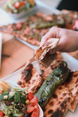 Geleneksel Türkçe fırında pide. Türk pizzası, Orta Doğu aperatifleri. Türk mutfağı. Et ile doldurulmuş çam