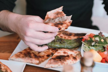 Geleneksel Türkçe fırında pide. Türk pizzası, Orta Doğu aperatifleri. Türk mutfağı. Et ile doldurulmuş çam