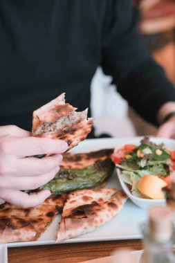 Geleneksel Türkçe fırında pide. Türk pizzası, Orta Doğu aperatifleri. Türk mutfağı. Et ile doldurulmuş çam