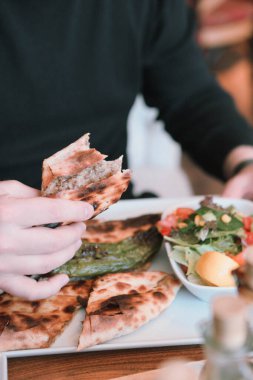 Geleneksel Türkçe fırında pide. Türk pizzası, Orta Doğu aperatifleri. Türk mutfağı. Et ile doldurulmuş çam