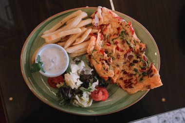 Lezzetli omlet ve kahvaltı tabağı masada..