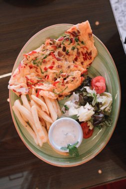 Lezzetli omlet ve kahvaltı tabağı masada..