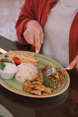 Masada köri soslu tavuk.