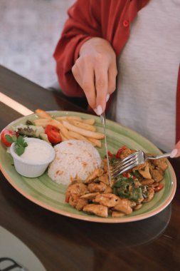 Masada köri soslu tavuk.