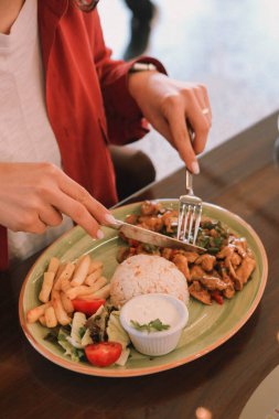 Masada köri soslu tavuk.