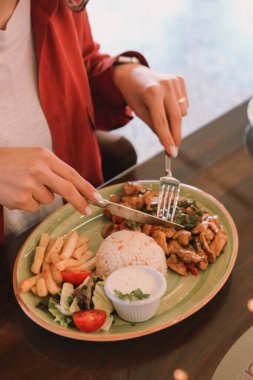 Masada köri soslu tavuk.