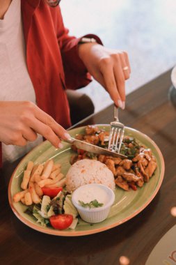 Masada köri soslu tavuk.