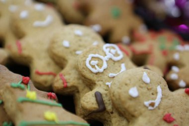Masadaki adam şeklinde zencefilli kurabiyeler..