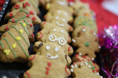 Masadaki adam şeklinde zencefilli kurabiyeler..