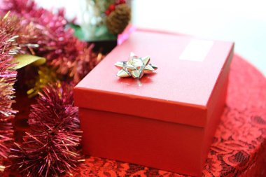 Yeni yıl ya da Noel için hediye kutusu 