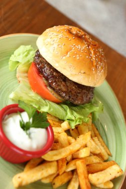 Taze sebzeli ev yapımı hamburger.