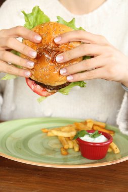 Taze sebzeli ev yapımı hamburger.