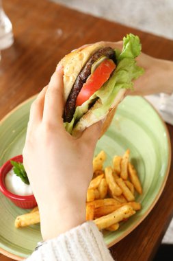 Taze sebzeli ev yapımı hamburger.