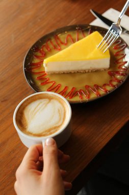 Bir dilim lezzetli kek ve bir fincan kahve.