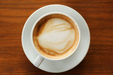 Masanın üzerinde bir fincan kahve. 