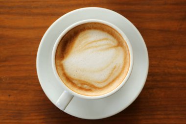 Masanın üzerinde bir fincan kahve. 